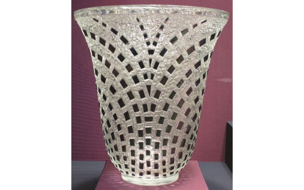 'Damiers_Vase'_by_René_Lalique,_molded_glass,_Dayton_Art_Institute.jpg
