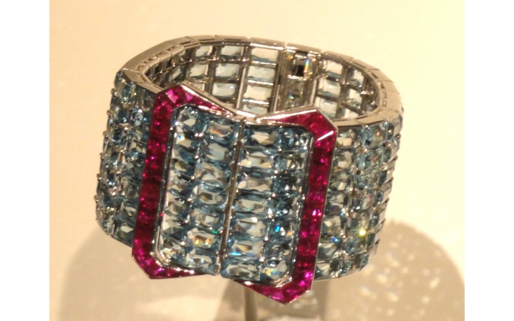 Art_Deco_style_jewelry,_1915-1930,_designed_by_Paul_Flato_-_National_Museum_of_American_History_-_DSC06243.jpg